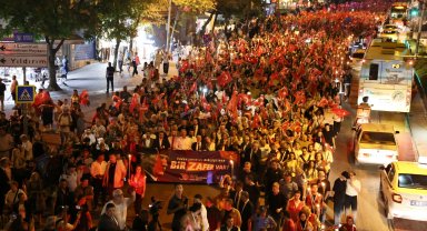 Bursa'da coşku fener alayı ve Göksel konseriyle taçlandı