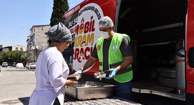 Büyükşehir'in mobil ikram araçları vatandaşın yanında