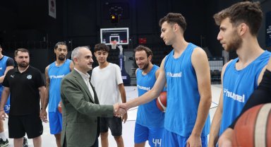 Çayırova basketbol takımına Başkan Çiftçi'den ziyaret