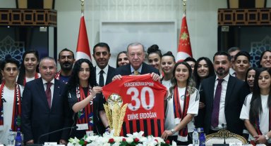 Cumhurbaşkanı Erdoğan, Yüksekovaspor Kadın Futbol Takımı'nı ağırladı