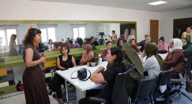 DBB'nin kursundan faydalanan kadınlara toplumsal cinsiyet odaklı atölye