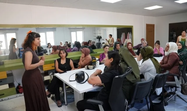 DBB'nin kursundan faydalanan kadınlara toplumsal cinsiyet odaklı atölye