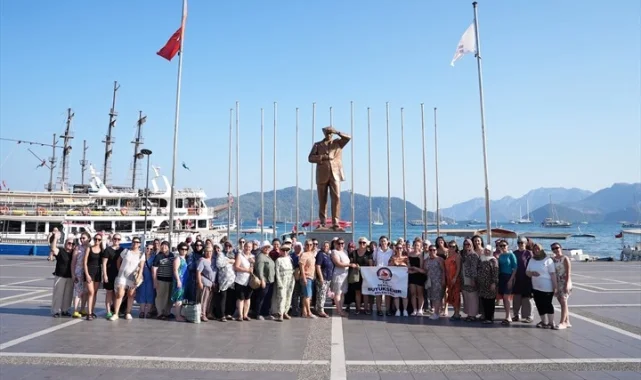 Denizli'de yüzme öğrenen kadınlar Marmaris'te denizle buluştu
