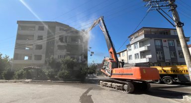 Derince'de ağır hasarlı binaya ilk kepçe