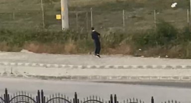 Düzce'de kaldırımda boks yapan genç gündem oldu