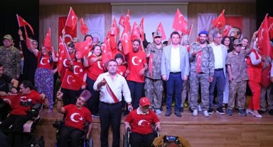 Engelli bireylerden Bursa Osmangazi'de 30 Ağustos Zafer Bayramı kutlaması