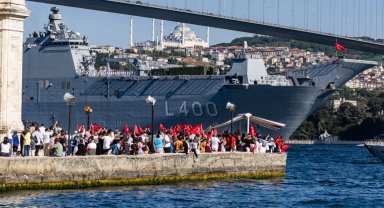İstanbul Boğazı'nda görkemli geçit