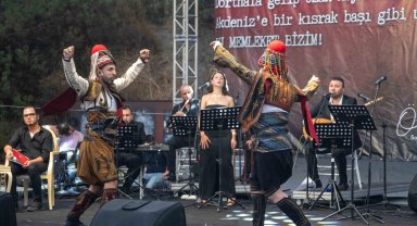 İzmir Bornova'da 30 Ağustos'un 103. yılı büyük coşkuyla kutlandı