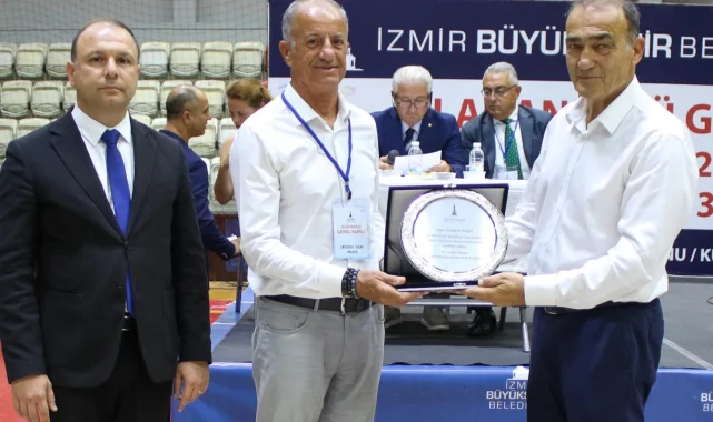 İzmir Büyükşehir Spor Kulübü'nde bayrak değişimi