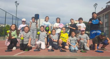 İzmir'de Bostanlıspor'dan Pickleball için "Aile Okulu"
