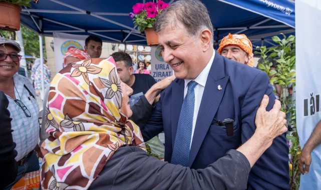 İzmir'de emeklilere destek sürüyor