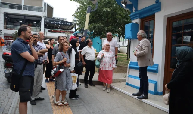 İzmit'te şair ve yazar dernekleri Edebiyat Sokağı'nda dinledi