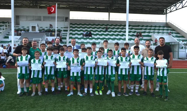 İznikspor Yaz Futbol Okulu'nda sertifika heyecanı