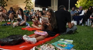 Kitapseverler sessiz okuma etkinliğinde bir araya geldi