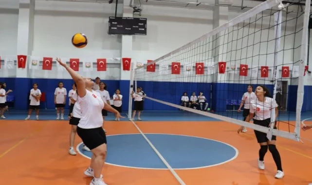 Kız çocuklarından voleybol kursuna yoğun ilgi