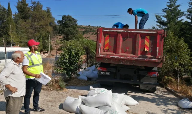 Kocaeli Büyükşehir'den üreticiye tavuk yemi ve ekipman desteği