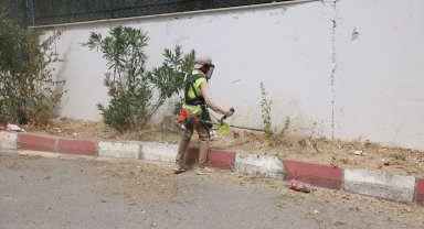 Kocaeli okul bahçelerinde otlar biçiliyor