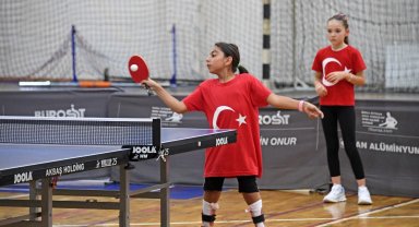 Minik raketler Bursa Osmangazi'de kıyasıya mücadele etti