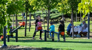Sıcaktan bunalan parklara kaçıyor