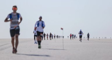 Tuz Gölü'nün sonsuz beyazlığında koştular!