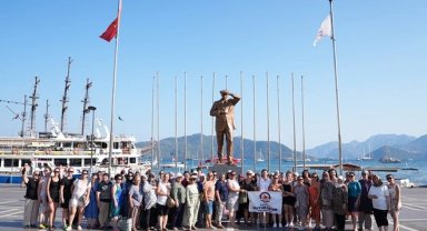 Yüzme öğrenen kadınlar Marmaris'te denizle buluştu