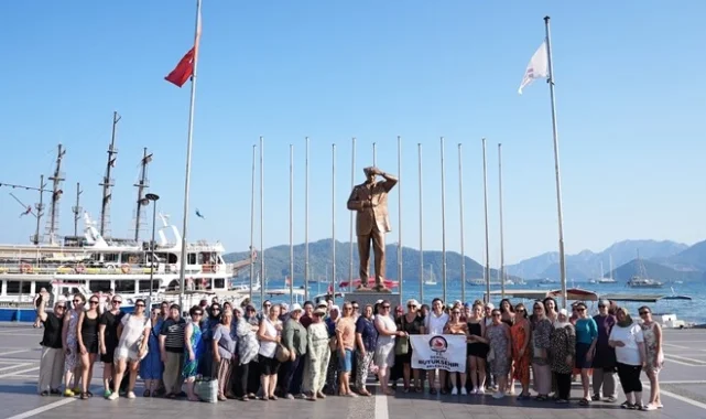 Yüzme öğrenen kadınlar Marmaris'te denizle buluştu