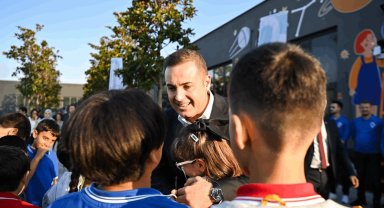 Ahmet Akın'dan öğrencilere 1.000 tl kırtasiye desteği