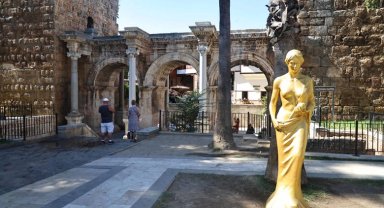 ANtalya'da 'Venüs' heykelleri kenti süslemeye başladı