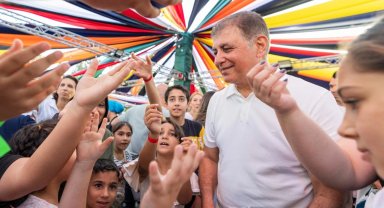 Başkan Tugay 94. İEF'de çocukları misafir etti