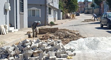 Bilecik Pazaryeri'nde kaldırım onarımları sürüyor