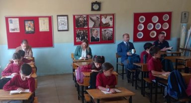 Bilecik Pazaryeri'nde protokol öğrencilerle birlikte kitap okudu