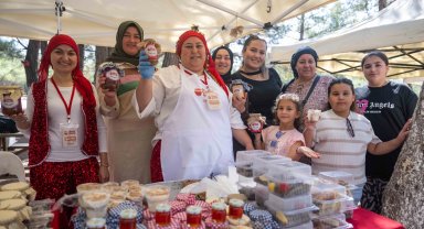 Binlerce İzmirli, doğanın ve emeğin tatlısında buluştu