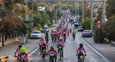 Bisiklet tutkunları Kocaeli'de pedal çevirdi