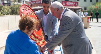 Bornova Cumhuriyet Meydanı'nda çifte kutlama