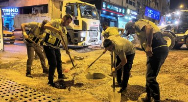 Bornova'da okul saatine yetişmesi için o caddede gece mesaisi