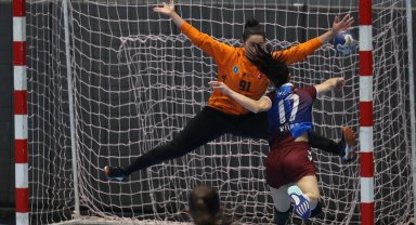 Bursa Büyükşehirli kadın hentbolcular sezona beraberlikle başladı