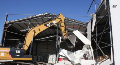 Bursa Nilüfer Belediyesi, Başköy'de ruhsatsız depoyu yıktı