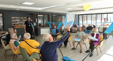 Bursa Nilüfer'de huzurevi sakinleri "Balon Voleybolu" ile eğlendi