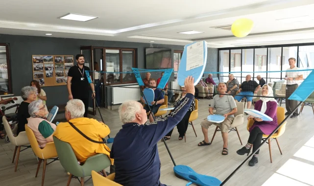 Bursa Nilüfer'de huzurevi sakinleri "Balon Voleybolu" ile eğlendi