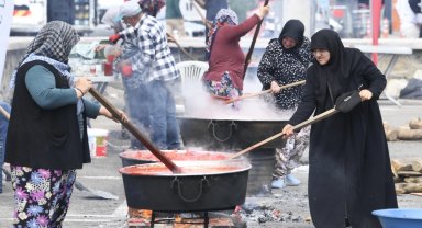 Bursa Osmangazi Belediyesi'nden vatandaşlara salça desteği