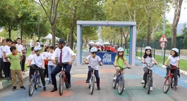 Bursa'da çocuklar bisikletle eğlenerek öğrendi