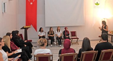 Bursa'da Osmangazi Belediyesi okutarak öğretiyor