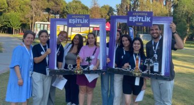 Çocuklar, gençler ve kadınlar İEF'nin tadını çıkarıyor