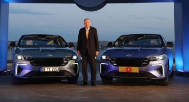 Cumhurbaşkanı Erdoğan'a Togg'un yeni modeli T10F hediye edildi