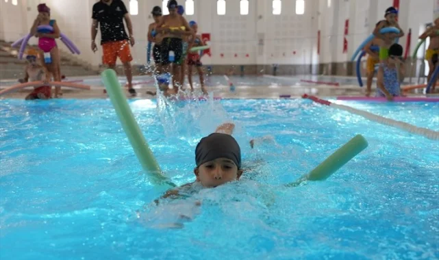 Denizli'de miniklere ücretsiz yüzme kursu