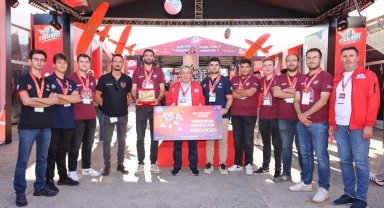 Dokuz Eylüllü öğrenciler başarılarıyla göğüsleri kabarttı