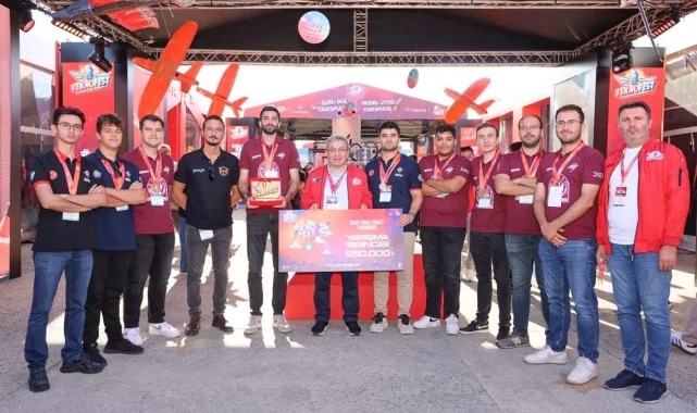 Dokuz Eylüllü öğrenciler başarılarıyla göğüsleri kabarttı