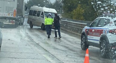 Düzce-Akçakoca yolunda araç ters döndü!
