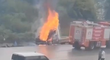 Düzce Akçakoca'da seyir halindeki çekici alev aldı!