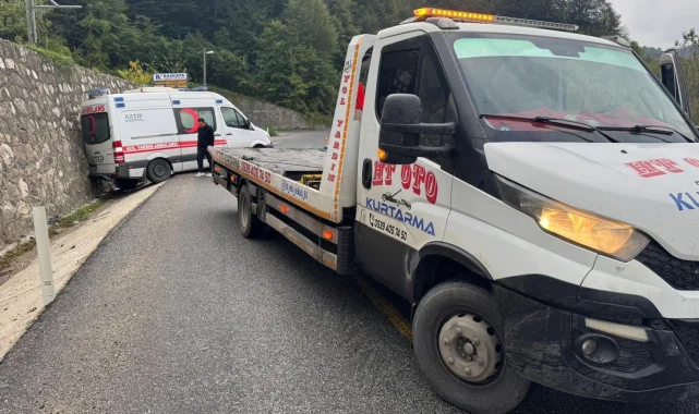 Düzce'de ambulans şarampole kaydı